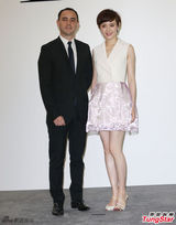 组图：孙俪短裙亮相台北优雅时尚