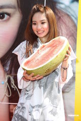 组图：陈芳语首辑庆功签唱 自曝狂爱贺军翔