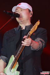 组图：崔健香港热血开唱 演绎经典掀摇滚狂欢