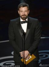 组图：《逃离德黑兰》获最佳影片 阿弗莱克吻妻