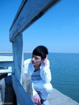 组图：冯铭潮全新夏日写真 白色衣衫展露温暖笑容