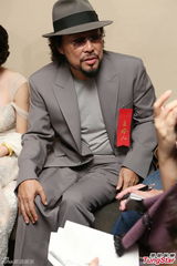 组图：20岁怀孕女星爆乳嫁张菲32岁儿子