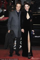 组图：《去往里斯本的夜车》首映 梅拉尼秀香肩