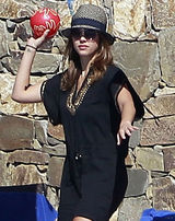 组图：杰西卡-阿尔芭比基尼照曝光展现火辣身材