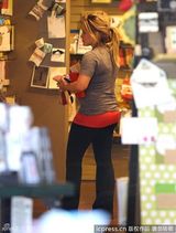 组图：希拉里-达芙产后现身身材走样