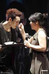 组图：王野发片秀肌肉 母亲带家常菜抵京支持