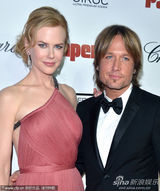 组图：妮可戛纳走秀风情露背 真空激凸艳光四射