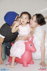 组图：蔡少芬携大女儿拍写真 互动温馨萌劲十足