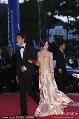 组图：裴素恩走红毯大胆裸露 性感美背一览无余