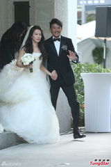 组图：张震大婚献吻娇妻 亲手为新娘提裙摆