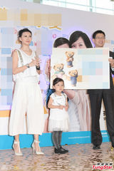 组图：孙燕姿产后捞金白衣裤裙保养得宜