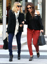 高清组图：好莱坞名媛妮可-里奇街拍马甲保暖