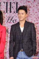 组图：倪妮红裙装亮相活动拒回应签约事宜