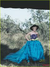 高清图：凯瑞-穆里根登时尚杂志封面 演绎经典红白蓝