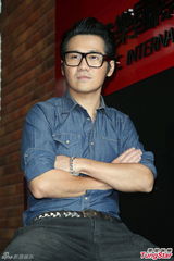 组图：曹格嘟嘴当众亲太太 一家四口齐亮相