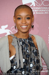 组图：《硬纸盒小镇》记者会 女主角光头造型抢眼