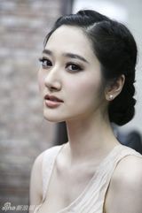 组图：张舒媛亮相国际时装周 礼服控险走光