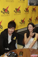 组图：古巨基被批婚期将到 杨采妮不急于结婚