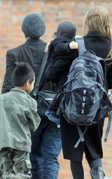 幻灯图集：朱莉皮特探访波斯尼亚难民营