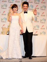 高清组图：韩星郑俊浩与未婚妻结婚记者会幸福亮相