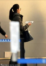 组图：李小冉现身机场 手戴钻戒疑已与鄢颇领证