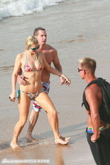 组图：希尔顿与男友鸳鸯浴 海滩戏水被搂蛮腰