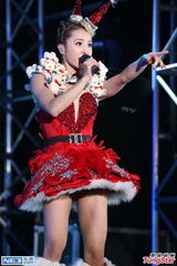 组图：蔡依林圣诞爆乳装抢镜 又唱又跳秀美腿