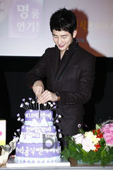 组图：朴施厚与粉丝共同收看《清潭洞》大结局