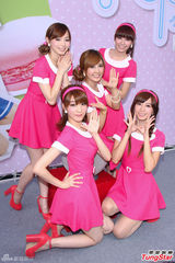 组图：台湾女子组合Popu Lady签唱大秀美腿