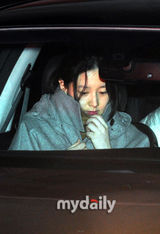 组图：李英爱产后首次公开亮相 丈夫陪伴转院调理