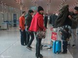 组图：刘云(刘芸)一家三口现身机场 小萌娃独自拉行李