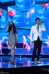 高清图：群星闪耀东方卫视跨年 五月天摇滚全场