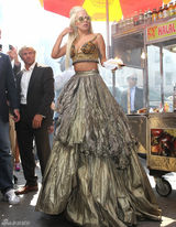 组图：Gaga《名利场》大片再蹬“恨天高”尴尬摔倒 