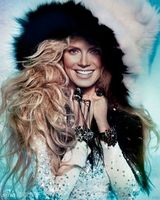 组图：海蒂-克拉姆长裙登杂志秀傲人气场