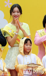 组图：韩女星Clara任宣传大使亮黄装俏丽