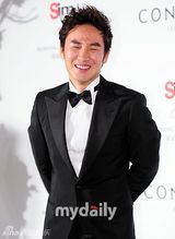 组图：韩国演员严泰雄举行婚礼发布会幸福大笑