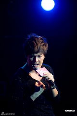 组图：郭书瑶秀热舞拉票有方 吴克群与粉丝亲密接触 