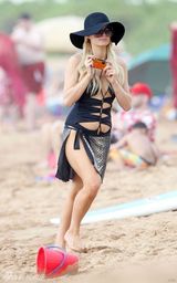 高清组图：帕丽斯-希尔顿夏威夷海滩戏水秀双波