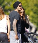 组图：贝克汉姆户外当模范奶爸 维多利亚在旁看护 