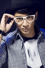 组图：袁子皓时尚大片曝光 尽显青春流行元素