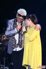 组图：玉置浩二首来台飙歌 与赵咏华深情对唱