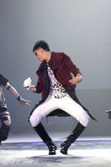 组图：韩庚帅气出席颁奖礼 现场热舞俊逸非凡