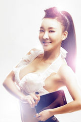 组图：郑亦桐变身数码宝贝尽显曼妙身姿