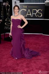 组图：詹妮弗-加纳紫色纱裙亮相华丽珠宝抢眼