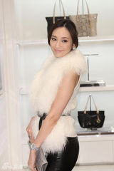 组图：吴佩慈活动帅气性感 曝厚脸皮男才追得动