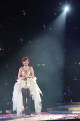 组图：梁静茹银白短裙开唱 送亲笔签名纸飞机