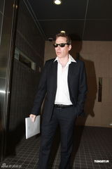 杜丽莎被告拖欠工资 其夫到庭应讯双方未达成和解