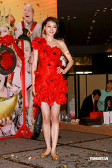 幻灯：熊黛林香肩斜露艳压群芳 大赞吴君如功力高