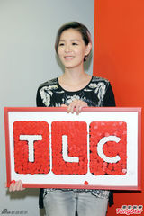 组图：张悬短发炫彩亮相 呼吁大家伸出援手