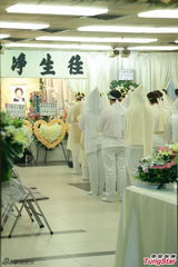 温碧霞母亲出殡双手合十 披麻戴孝神情落寞(图)